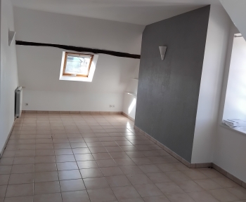 Location Appartement 3 pièces Lazenay (18120) - Place de l'église 