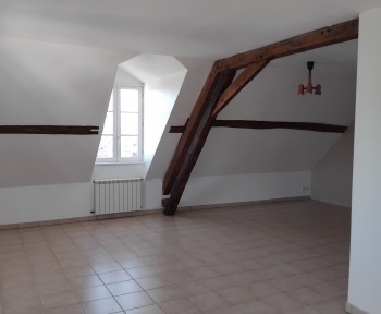 Location Appartement 3 pièces Lazenay (18120) - Place de l'église 