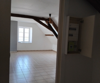 Location Appartement 3 pièces Lazenay (18120) - Place de l'église 