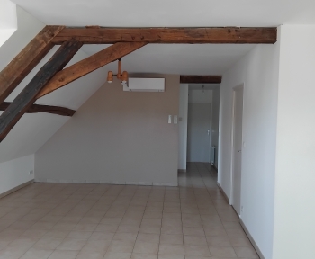 Location Appartement 3 pièces Lazenay (18120) - Place de l'église 